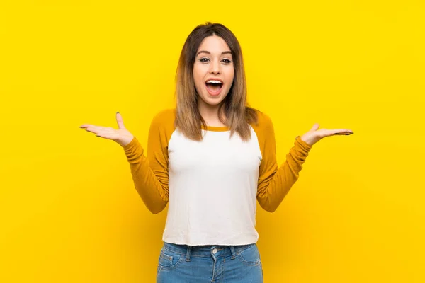 Mooie Jonge Vrouw Geïsoleerde Gele Muur Met Geschokte Gezichtsuitdrukking — Stockfoto