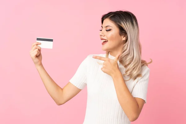 Adolescente Menina Sobre Isolado Fundo Rosa Segurando Cartão Crédito — Fotografia de Stock