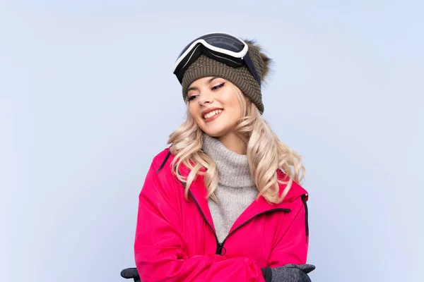 Lyžař Teenager Dívka Snowboarding Brýle Přes Izolované Modré Pozadí Směje — Stock fotografie