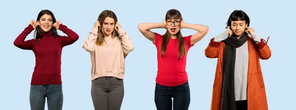 Conjunto Mulheres Sobre Fundo Azul Isolado Frustrado Cobrindo Orelhas Com — Fotografia de Stock