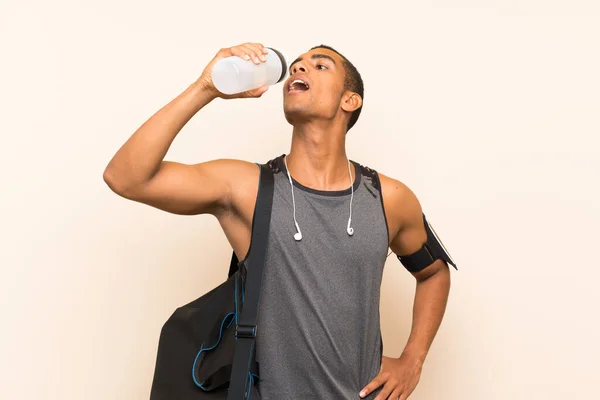 Sportovník na izolovaném pozadí s lahví vody — Stock fotografie