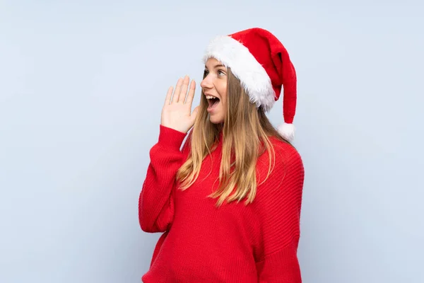Dívka Vánoční Klobouk Přes Izolované Modré Pozadí Křik Ústy Široce — Stock fotografie