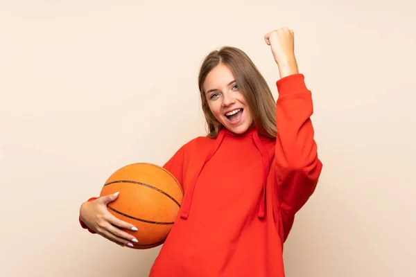 Basketbol Topuyla Izole Edilmiş Genç Sarışın Kadın — Stok fotoğraf