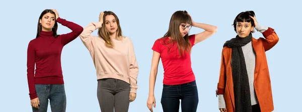 Frauen Vor Isoliertem Blauen Hintergrund Mit Einem Ausdruck Der Frustration — Stockfoto