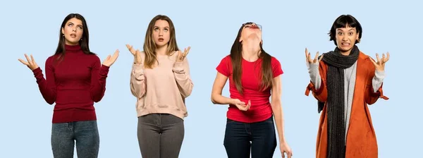 Frauen Vor Isoliertem Blauen Hintergrund Frustriert Über Schlechte Situation — Stockfoto