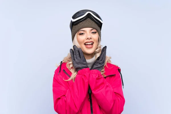 Lyžař Teenager Dívka Snowboarding Brýle Přes Izolované Modré Pozadí Překvapením — Stock fotografie