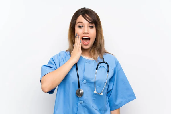 Jonge Verpleegster Vrouw Witte Muur Met Verrassing Geschokt Gezicht Expressie — Stockfoto