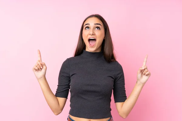 Jovencita Sobre Aislado Rosa Fondo Sorprendido Apuntando Hacia Arriba — Foto de Stock