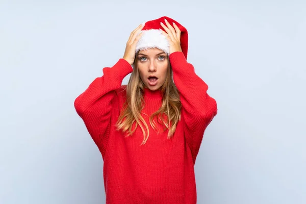 Fille Avec Chapeau Noël Sur Fond Bleu Isolé Avec Expression — Photo