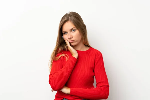 Jeune Femme Blonde Avec Pull Rouge Sur Fond Blanc Isolé — Photo