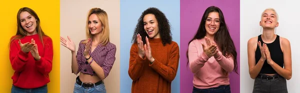 Ensemble Femmes Sur Fond Coloré Applaudissements Après Présentation Dans Une — Photo