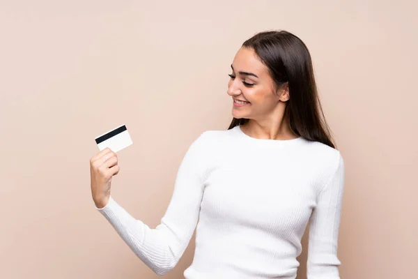 Young Woman Isolated Background Holding Credit Card — Stock Photo, Image