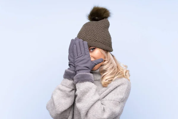 Kışlık Şapkalı Genç Kız Izole Edilmiş Mavi Arka Planda Gözleri — Stok fotoğraf