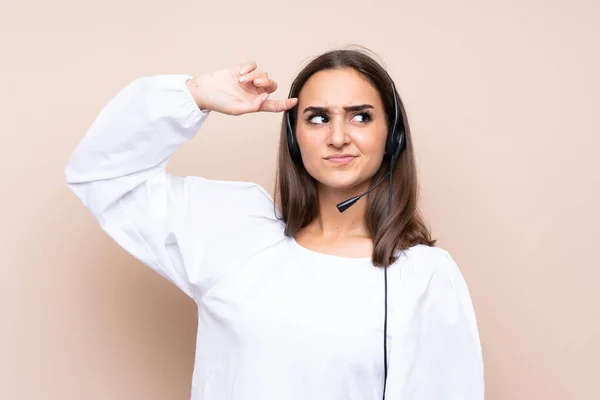 Mujer Joven Telemarketer Sobre Fondo Aislado Que Tiene Dudas Con —  Fotos de Stock