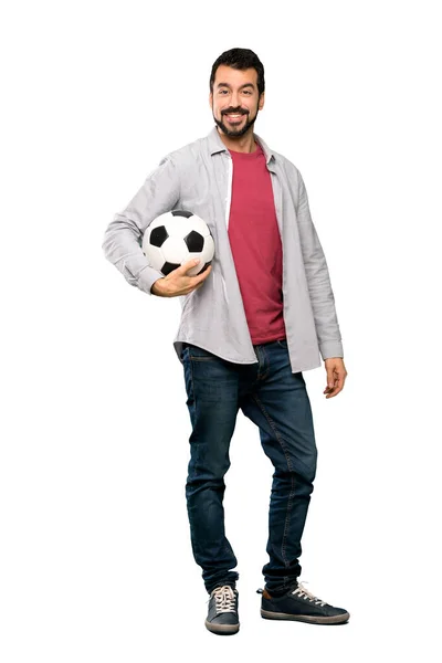 分離の白い背景の上にサッカー ボールを抱いてひげとハンサムな男のフルレングスのショット — ストック写真