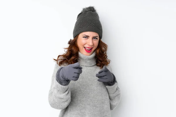 Kışlık Şapkalı Genç Rus Kadın Izole Edilmiş Beyaz Arka Planda — Stok fotoğraf