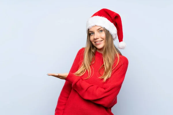 Ragazza Con Cappello Natale Isolato Sfondo Blu Che Estende Mani — Foto Stock