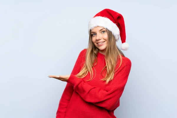 Meisje Met Kerst Hoed Geïsoleerde Blauwe Achtergrond Reikende Handen Naar — Stockfoto