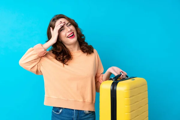 Mujer Viajero Con Maleta Sobre Fondo Azul Aislado Riendo — Foto de Stock