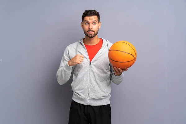Pohledný Mladý Muž Basketbalisty Překvapením — Stock fotografie