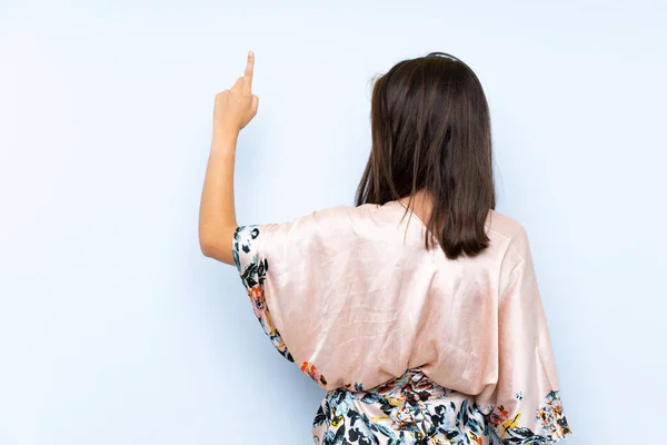 Menina Caucasiana Com Quimono Sobre Fundo Azul Isolado Apontando Para — Fotografia de Stock