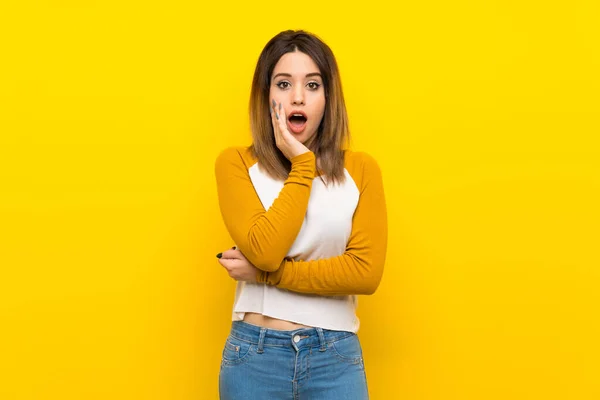 Mujer Bastante Joven Sobre Aislada Pared Amarilla Sorprendida Sorprendida Mientras — Foto de Stock