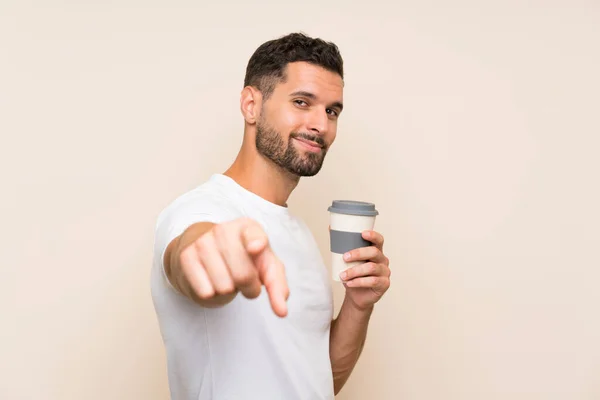 Jongeman Met Baard Die Een Afhaalkoffie Vasthoudt Geïsoleerde Blauwe Achtergrond — Stockfoto