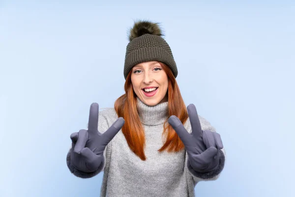 Jovem Ruiva Mulher Russa Com Chapéu Inverno Sobre Fundo Azul — Fotografia de Stock