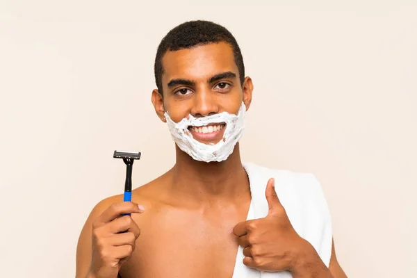 Jovem Homem Bonito Barbear Barba Sobre Fundo Isolado Com Polegares — Fotografia de Stock