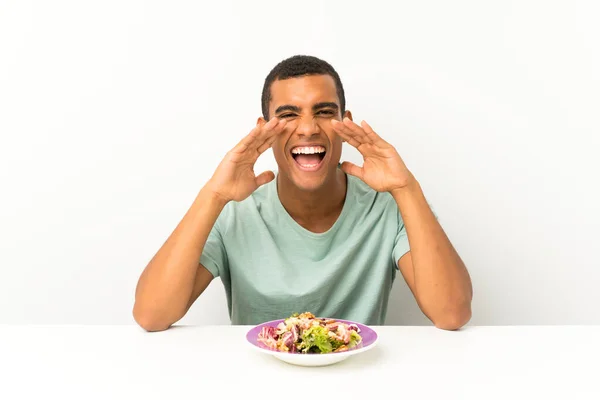 Ung Stilig Man Med Sallad Ett Bord Skriker Med Munnen — Stockfoto