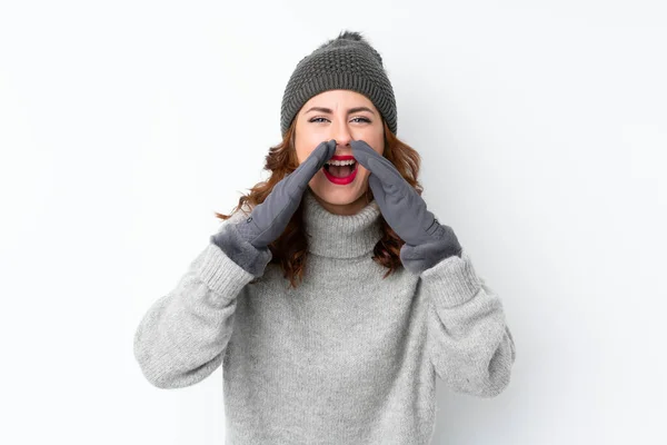 Młoda Rosjanka Zimowym Kapeluszu Białym Tle Krzyczy Szeroko Otwartymi Ustami — Zdjęcie stockowe