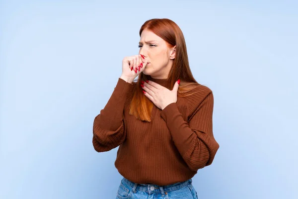 Jeune Femme Rousse Sur Fond Bleu Isolé Souffre Toux Sent — Photo