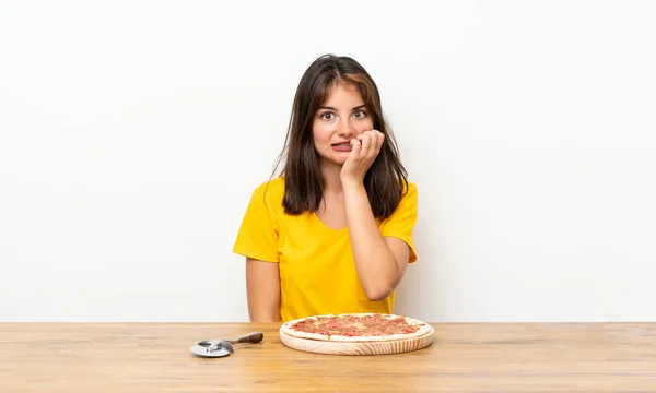 Kaukaska Dziewczyna Pizza Nerwowy Przestraszony — Zdjęcie stockowe