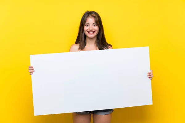 Chica Caucásica Vestido Colorido Sobre Fondo Amarillo Aislado Sosteniendo Cartel — Foto de Stock