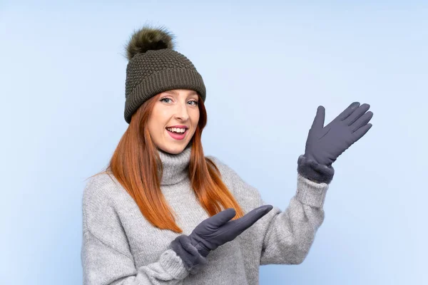 Jovem Ruiva Mulher Russa Com Chapéu Inverno Sobre Fundo Azul — Fotografia de Stock