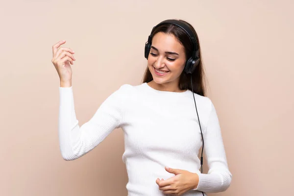 Νεαρή Γυναίκα Απομονωμένο Φόντο Χρησιμοποιώντας Κινητό Ακουστικά Και Χορό — Φωτογραφία Αρχείου