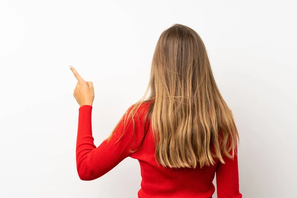 Jeune Femme Blonde Avec Pull Rouge Sur Fond Blanc Isolé — Photo