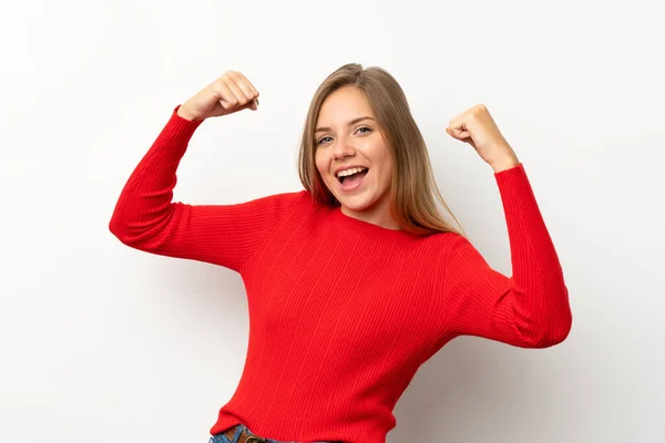 Jeune Femme Blonde Avec Pull Rouge Sur Fond Blanc Isolé — Photo