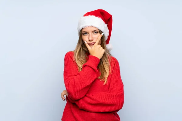 Menina Com Chapéu Natal Sobre Fundo Azul Isolado Pensando Uma — Fotografia de Stock