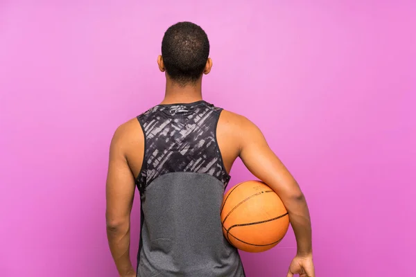 Jovem Desportista Com Bola Basquete Sobre Parede Roxa Isolada Posição — Fotografia de Stock