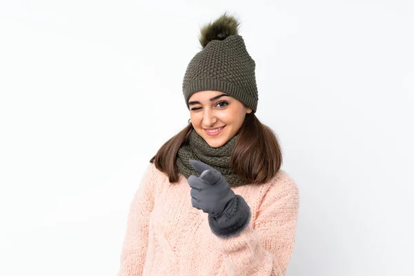Νεαρό Κορίτσι Καπέλο Χειμώνα Πάνω Από Απομονωμένο Λευκό Φόντο Δείχνει — Φωτογραφία Αρχείου