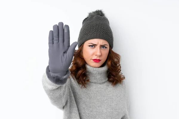 Młoda Rosjanka Zimowym Kapeluszu Białym Tle Zatrzymuje Gest Dłonią — Zdjęcie stockowe