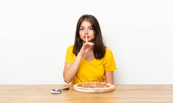Kaukaska Dziewczyna Pizza Robi Milczenie Gest — Zdjęcie stockowe