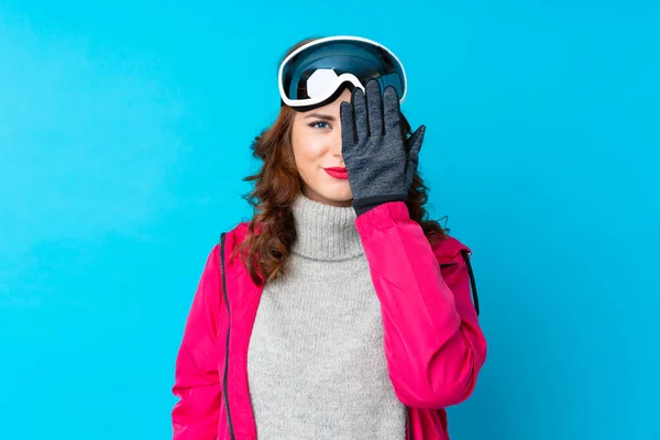 Mulher Esquiador Com Óculos Snowboard Sobre Parede Azul Isolada Cobrindo — Fotografia de Stock