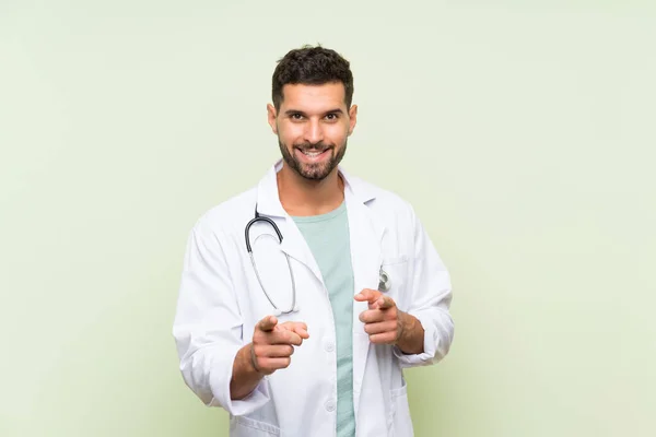 Tecrit Edilmiş Yeşil Duvardaki Genç Doktor Seni Işaret Ediyor — Stok fotoğraf