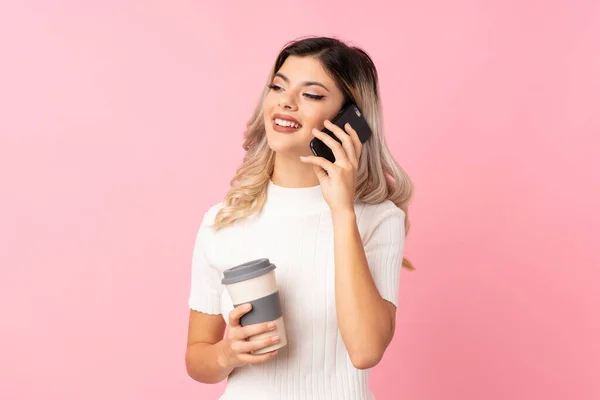 Menina Adolescente Sobre Fundo Rosa Isolado Segurando Café Para Levar — Fotografia de Stock