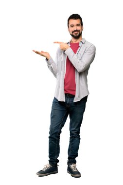 Tam uzunlukta atış boşaltmak hayali avuç içinde tutarak sakallı yakışıklı adam izole beyaz arka plan üzerinde bir reklam eklemek için