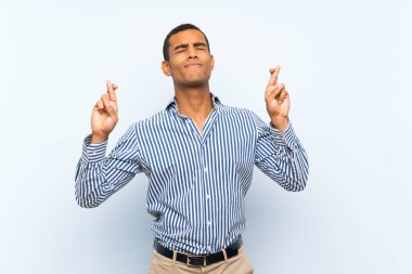 Genç, yakışıklı, esmer bir adam, izole edilmiş mavi bir geçmişi var. Parmakları çapraz ve en iyisini diliyor.