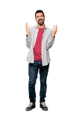 Çok izole beyaz arka plan üzerinde gülümseyen sakallı yakışıklı adam tam uzunlukta atış