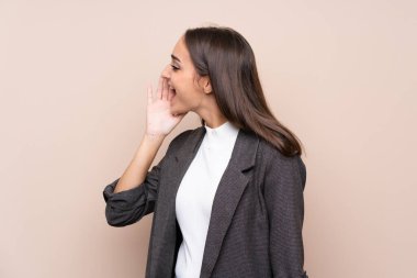 Tecrit edilmiş genç bir kız, ağzı açık bağırıyor.